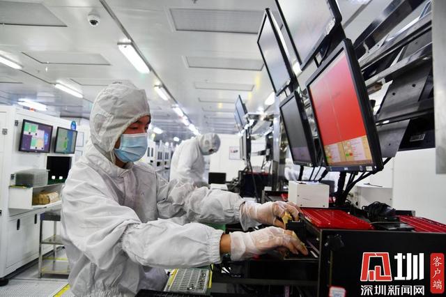 深圳市比亚迪电子部品件有限公司员工叶青邓在手机摄像头工厂车间测试