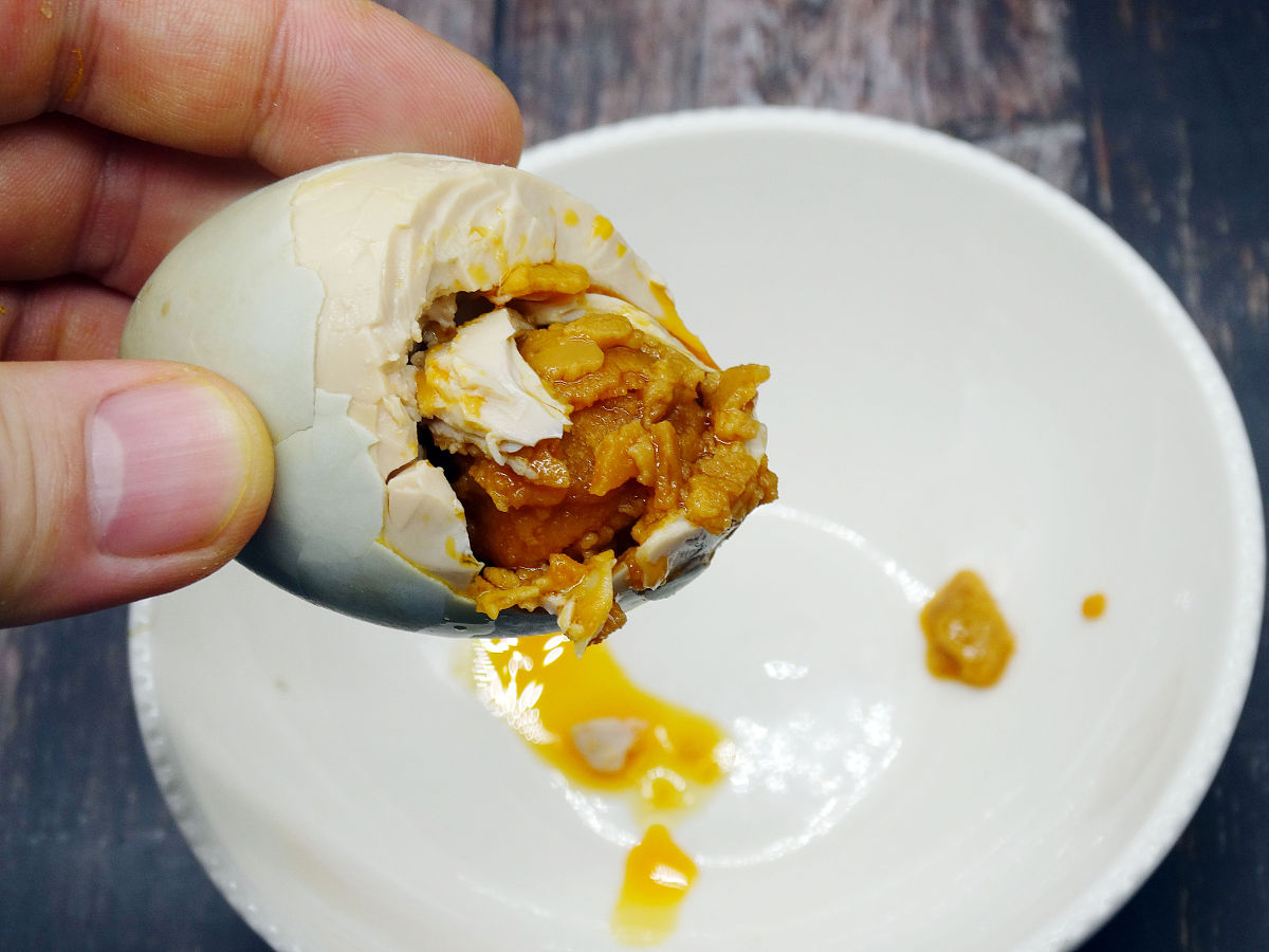 4,引发癌症咸鸭蛋属于一种腌制食品,里边含有丰富的亚硝酸盐,如果经常