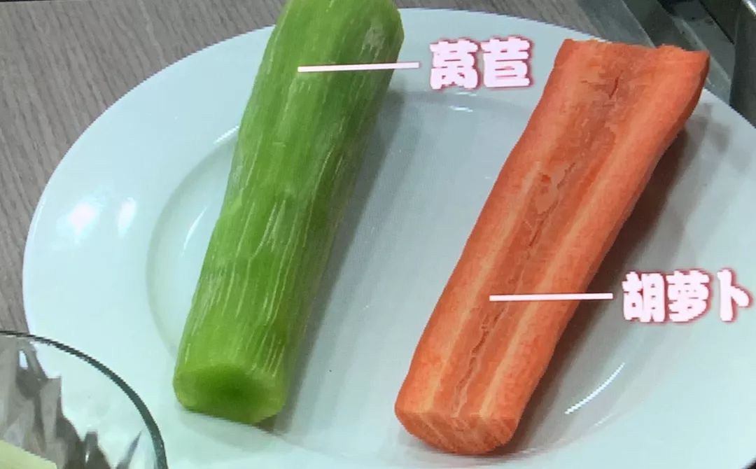 莴苣斜刀切,切菱形片,春天吃点莴苣很开胃.