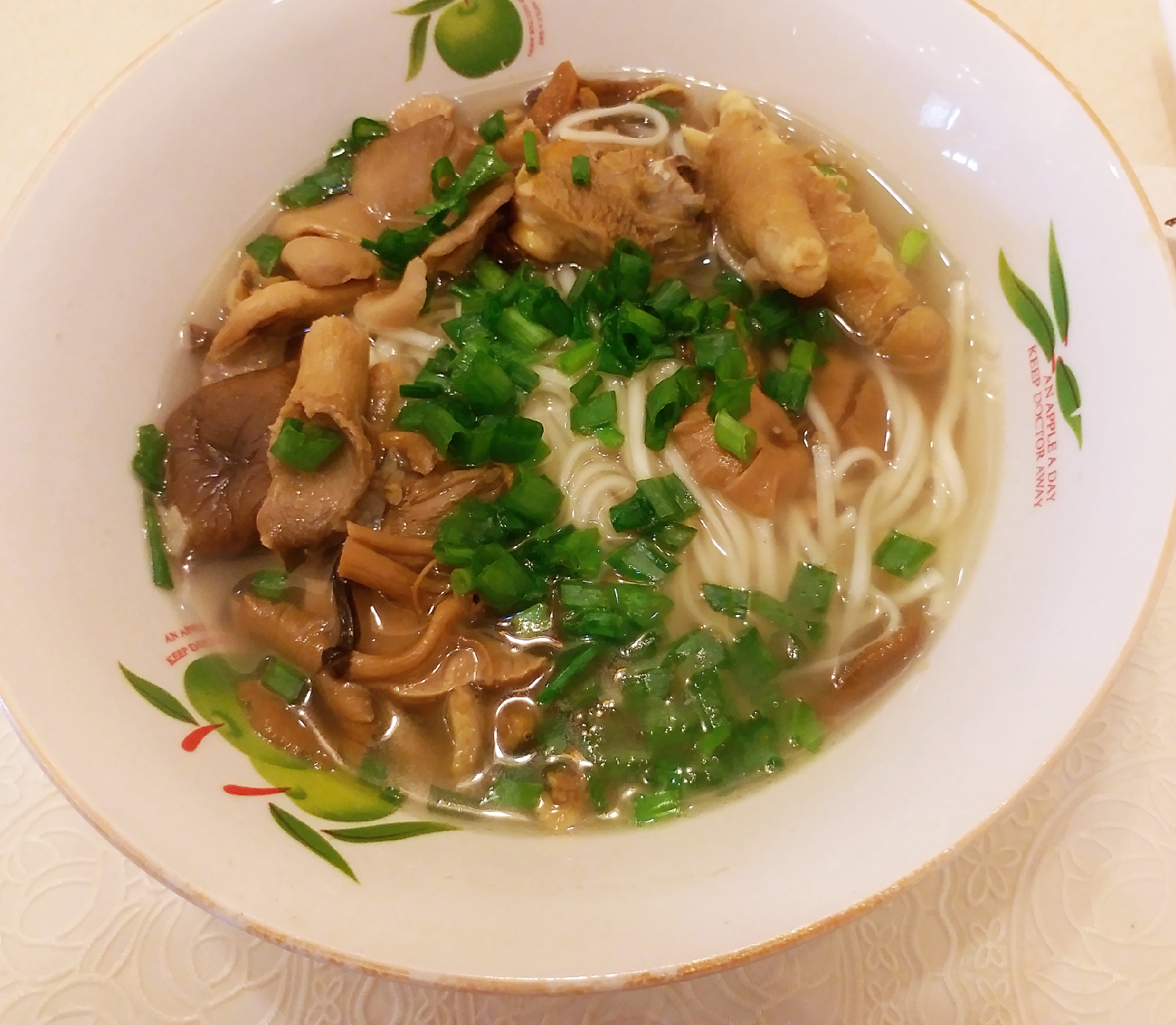 每次煲了鸡汤,我都会留一碗鸡汤来煮粉和面吃,汤鲜味美,吃完还意犹