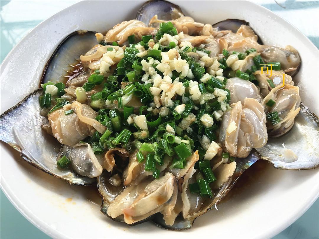 可以专门开挖一个小面积的塘口,来专门养殖河蚌,又不需要投入什么成本