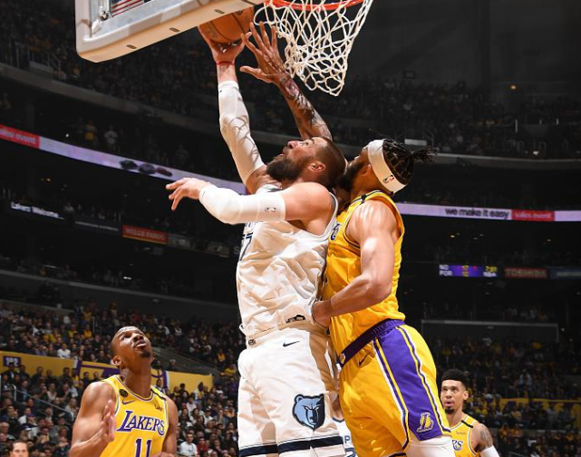 詹皇32 7浓眉7记盖帽!湖人找回最佳赢球状态 卡鲁索成球队幸运符
