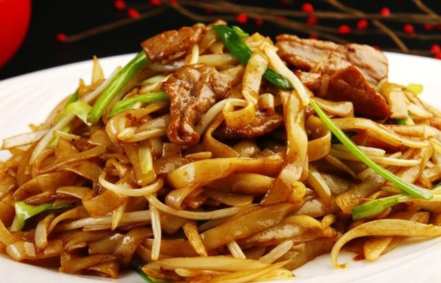 炒河粉吃着非常的美味营养又健康自己在家就能做