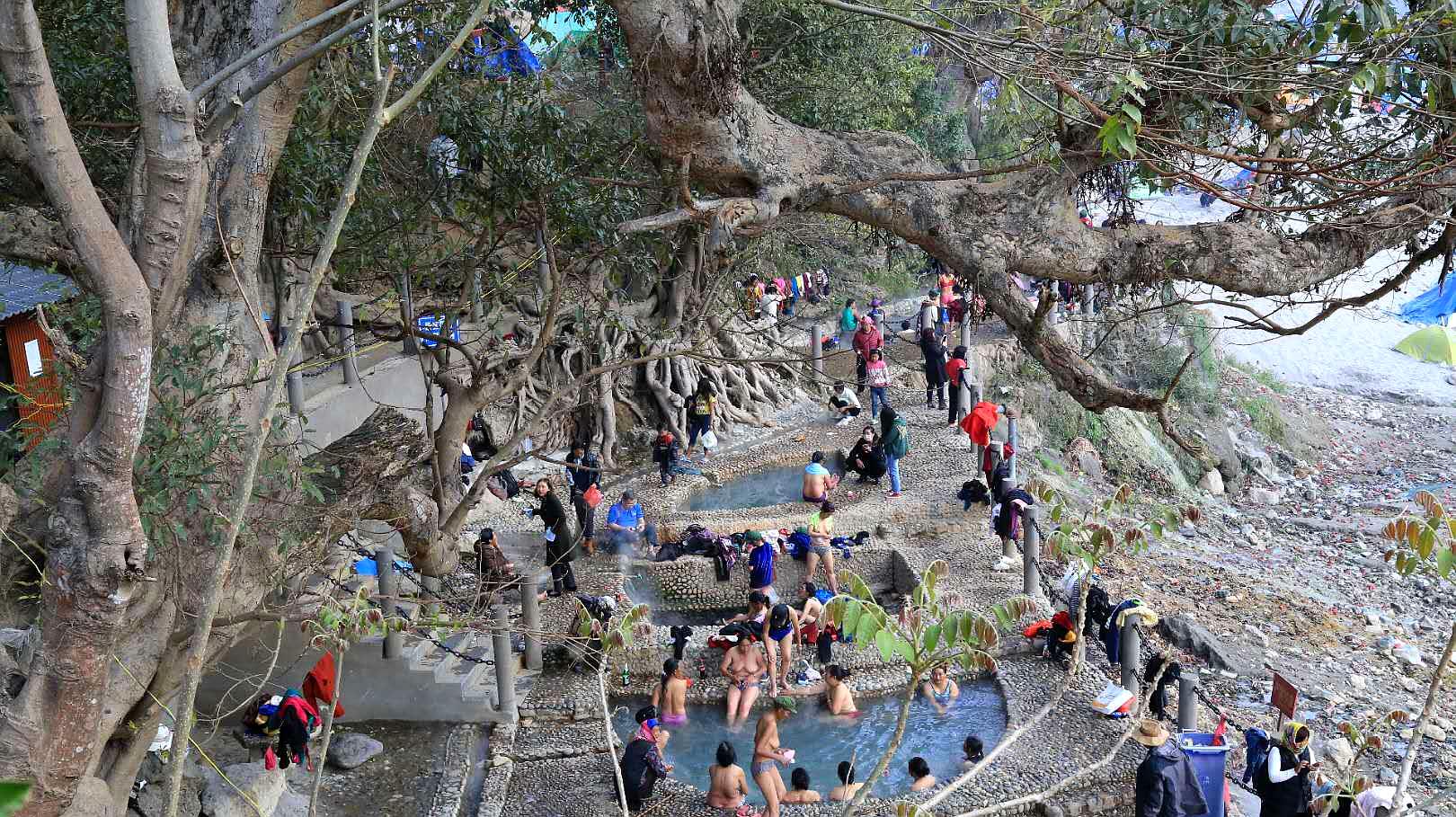怒江澡塘会一个延续了400多年男女共浴的沐浴天堂