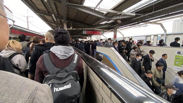 「映象网」专访留日学生：地铁站仅6成民众戴口罩，1月前口罩已断货