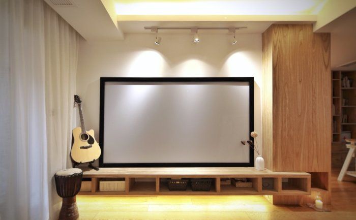 电视背景墙上舍弃了电视机,取而代之的是100寸的灰玻纤投影幕布,视觉