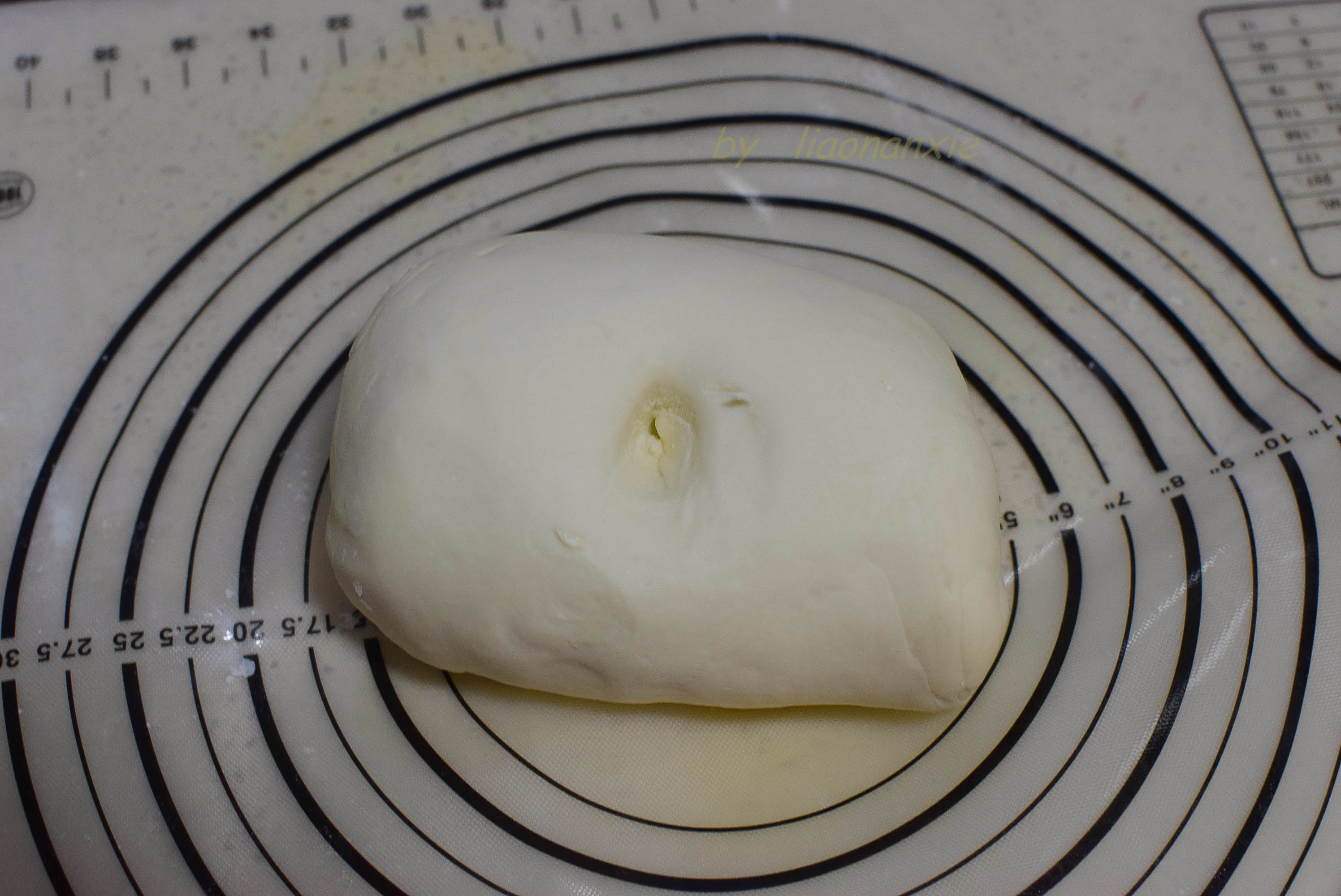 2,把团分成大小 均匀的剂子,第个面团约重55克