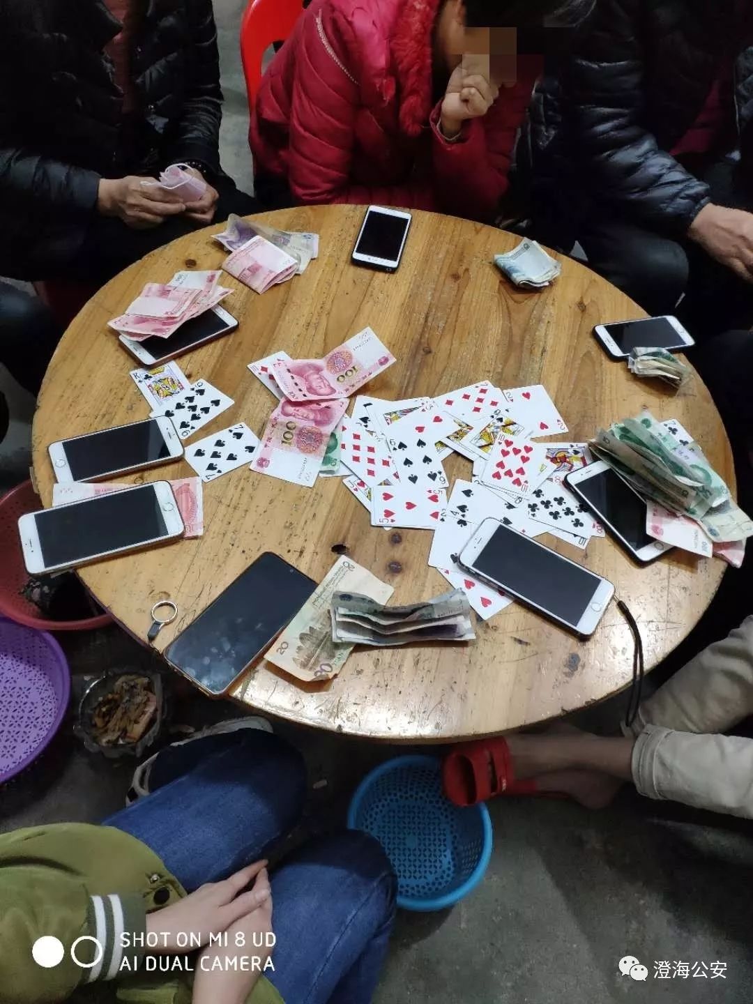 组织警力快速出击,在莲华镇隆华村一住屋内发现有一群人正在赌博,赌桌