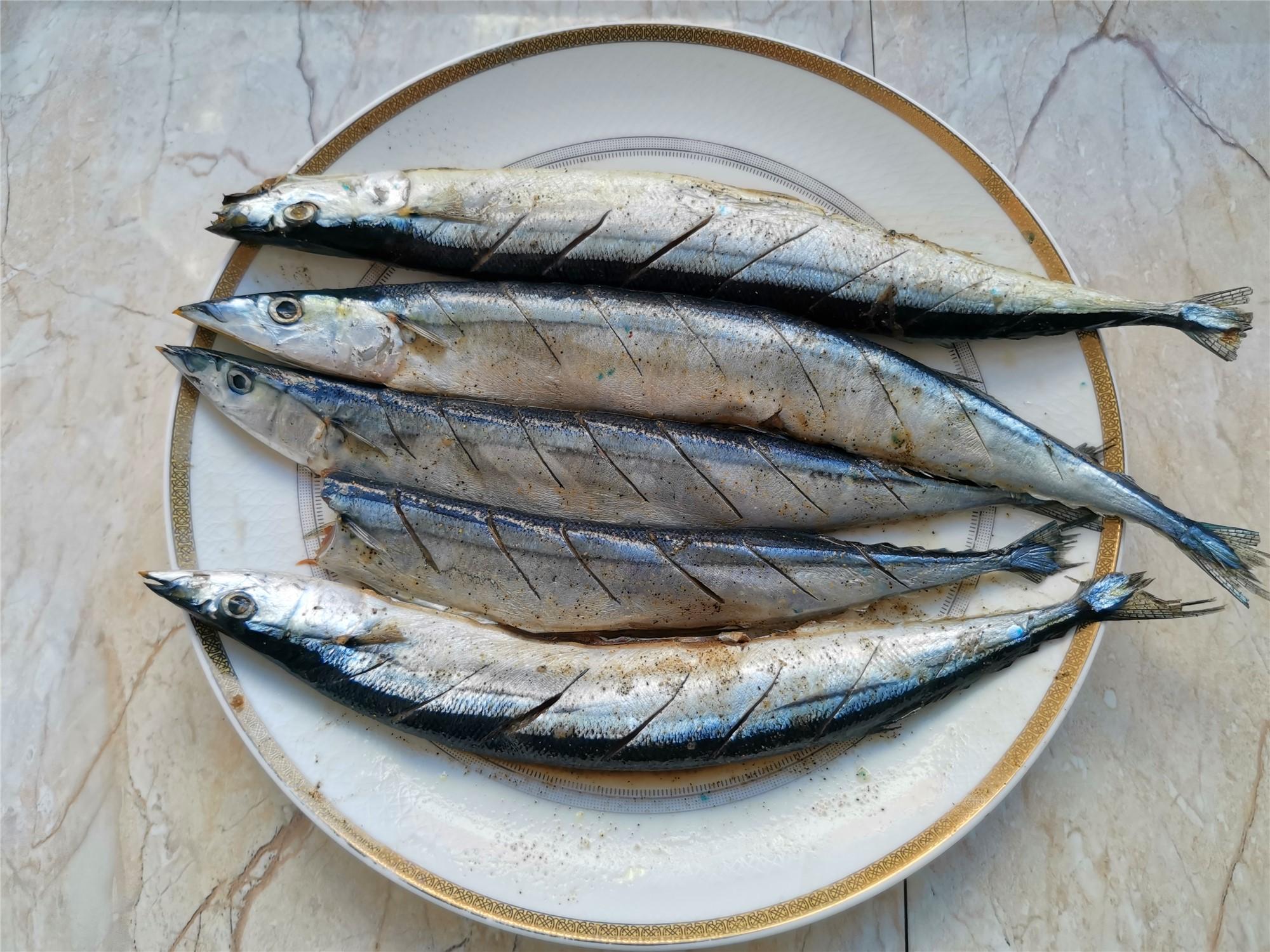 把鸡心片成片,这样更容易烤制,加入料酒,五香粉,白花椒粉,孜然粉,姜粉