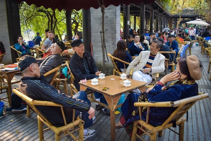 成都慢生活市民爱喝茶到处都有茶社公园都不放过