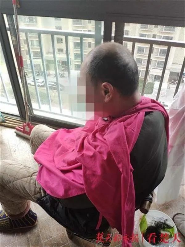 楚天都市报：儿子，爸爸要自学当Tony了，你的婴儿理发器借我用用……