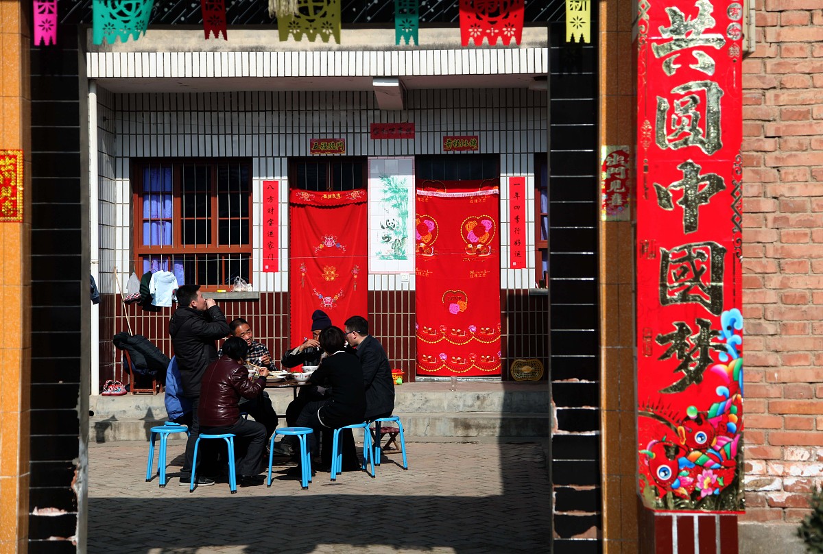 在农村过年走亲戚80后害怕走90后不愿走亲情没落了吗