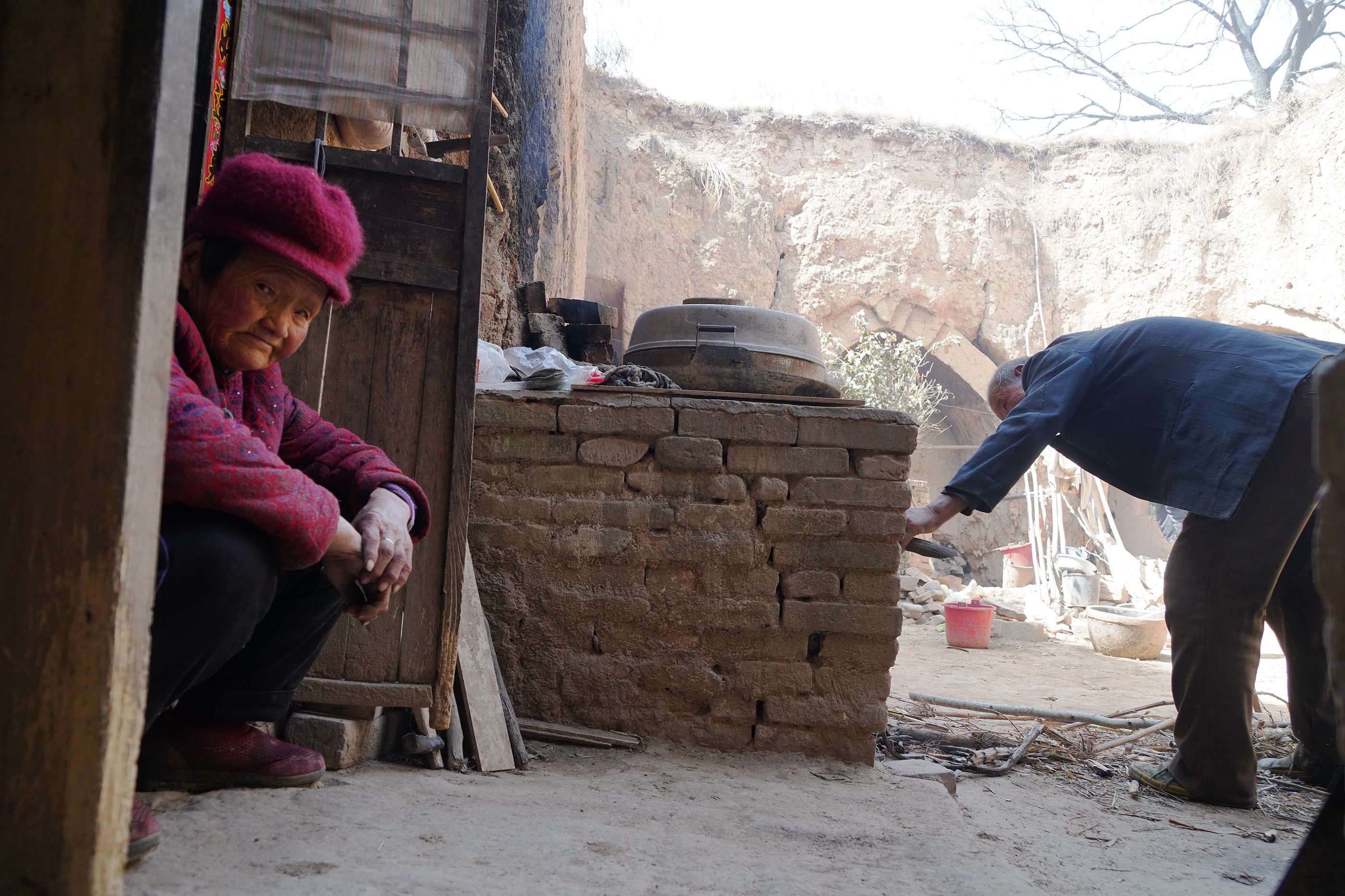 农村地坑院里7旬老人,提起3个儿子很心酸,看活成啥样