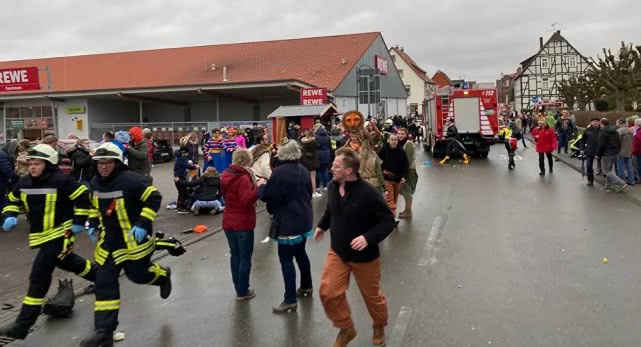 「环球时报」遭受汽车故意撞人袭击 德国小镇狂欢节活动30人受伤