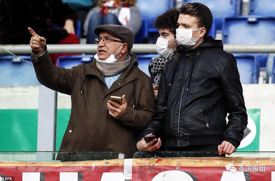 图：一群戴口罩看球的意大利球迷