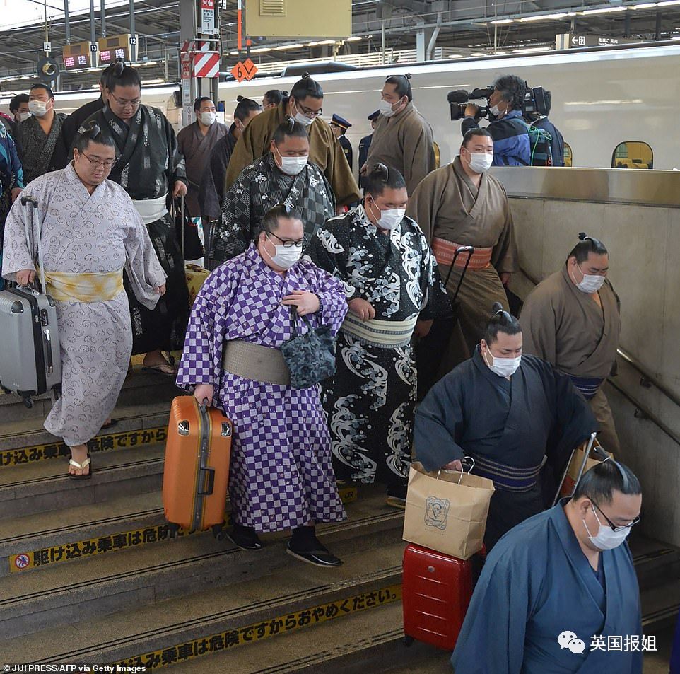 图：日本相扑运动员在大阪车站
