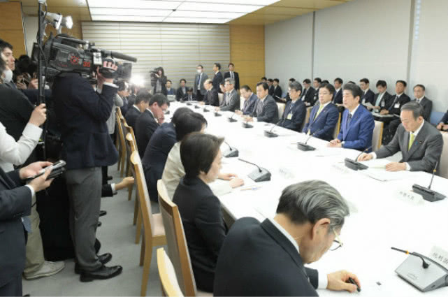 [环球时报]日本多地现感染路径不明确诊病例，政府要求轻症者在家疗养