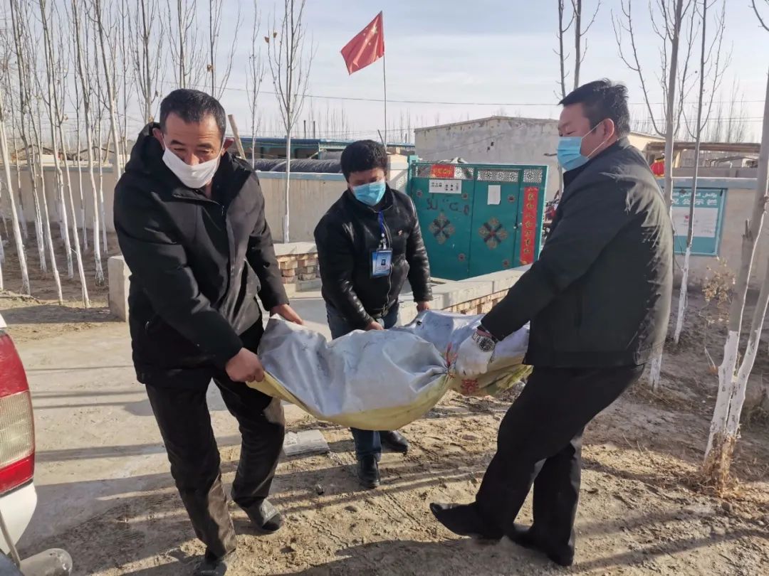 「访惠聚」"党员抗疫冲锋队" 扼住要道守住净土