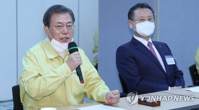 「环球时报」文在寅曾会见新冠确诊病例接触者，青瓦台一度进入紧急状态