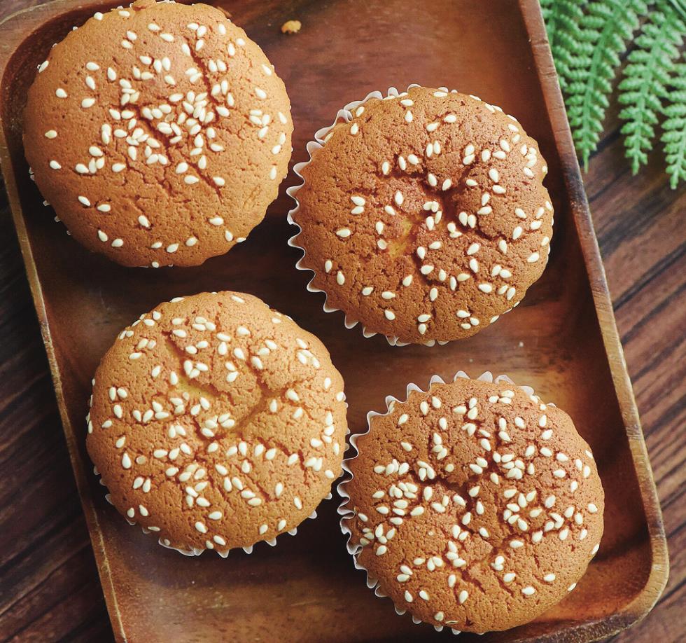 简单快手的老式脆皮蜂蜜蛋糕,全蛋打发更省事,香甜酥软