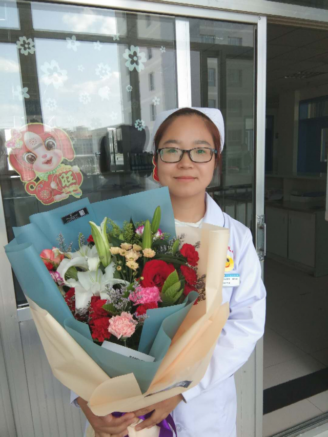 甘肃省华亭市人民医院护士家中的顶梁柱,抗疫一线的"白衣战士"
