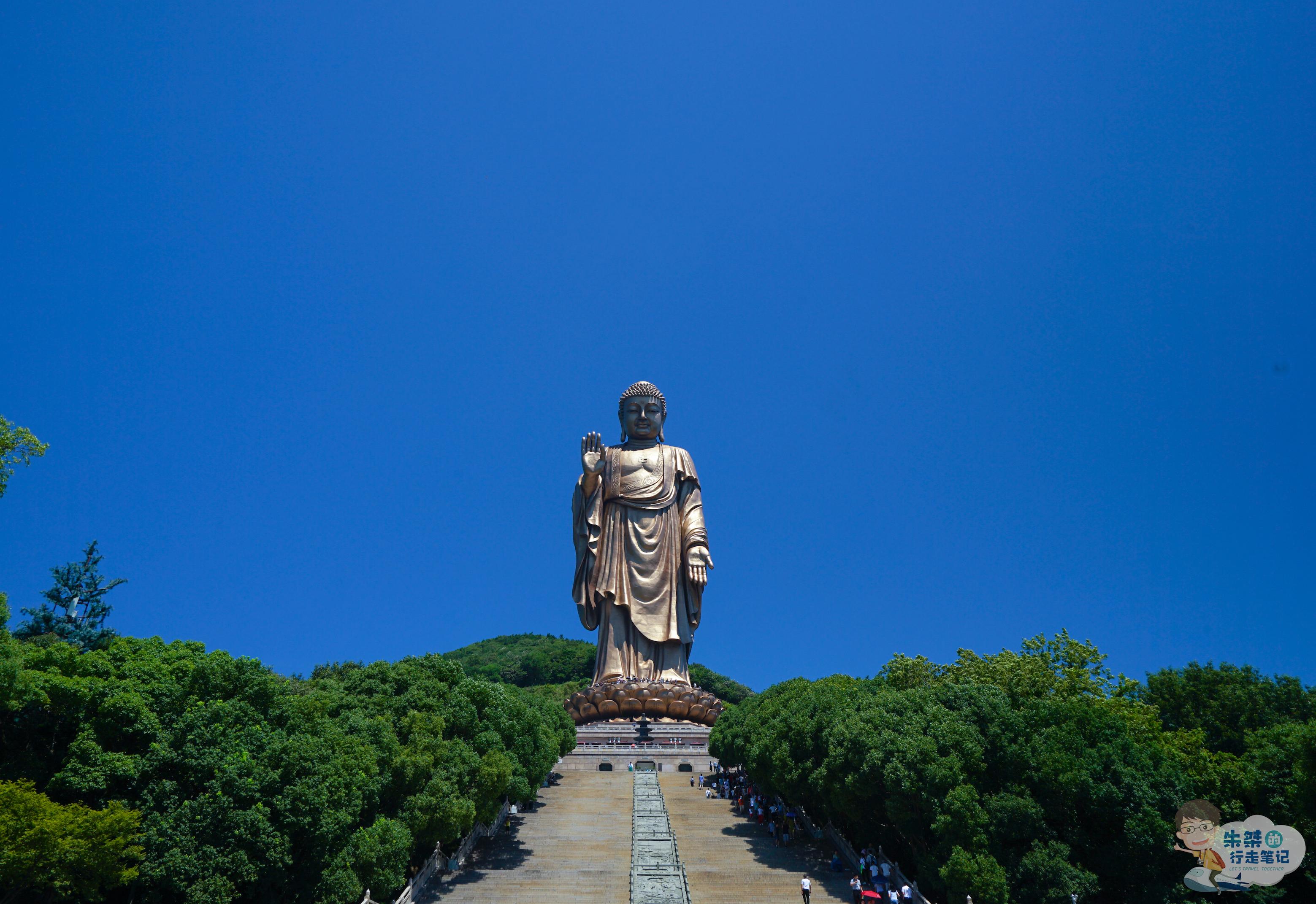 灵山大佛是一个世界著名的景点,位于江苏省无锡市滨湖区马山国家风景