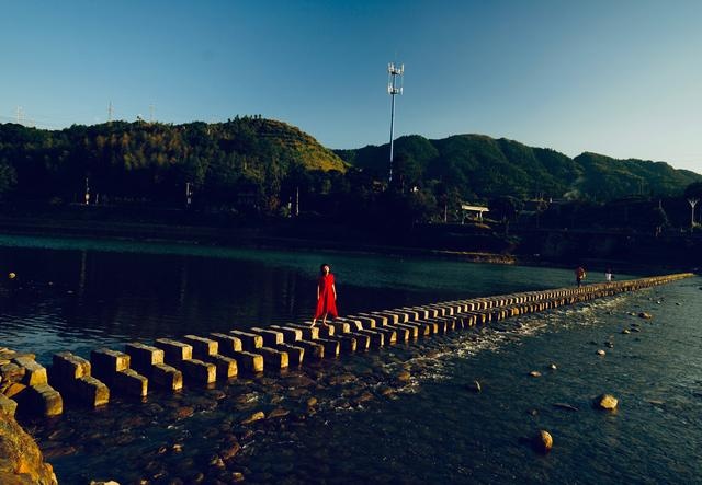 今天我要介绍的是这世界最长古碇步—仕阳仕水碇步.