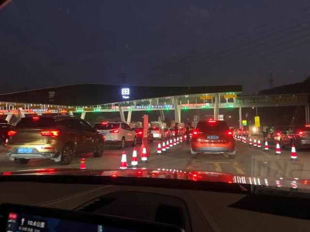 唐涵正在收费站前排队等检查.