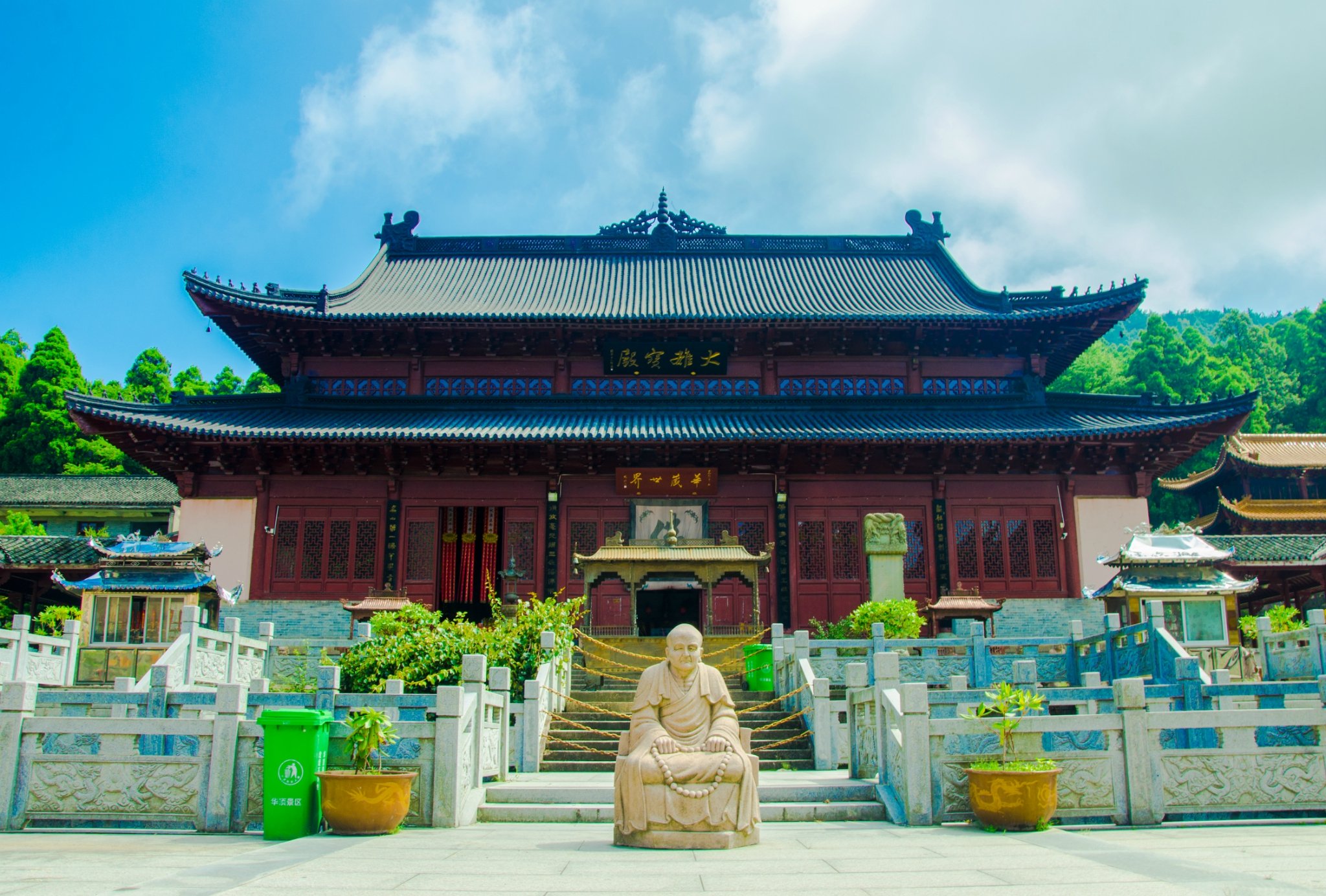源"之称,在山间遍布古寺古刹,坐落在900米高山上的华顶寺就是其中之一