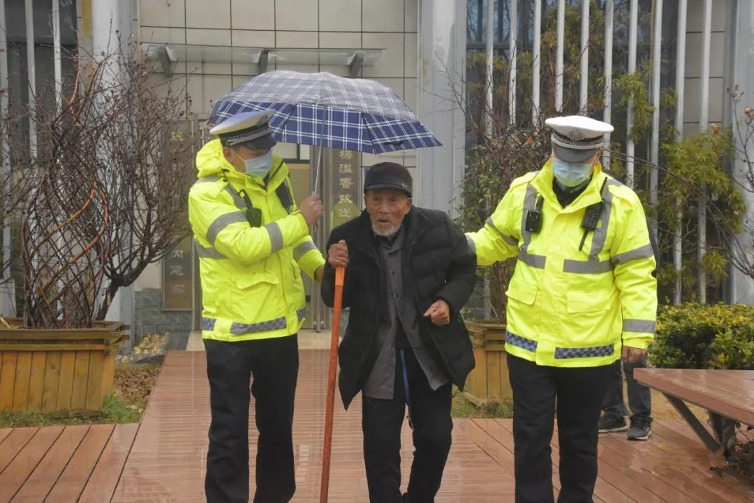 九旬老人被困雨中,汝州交警护送回家