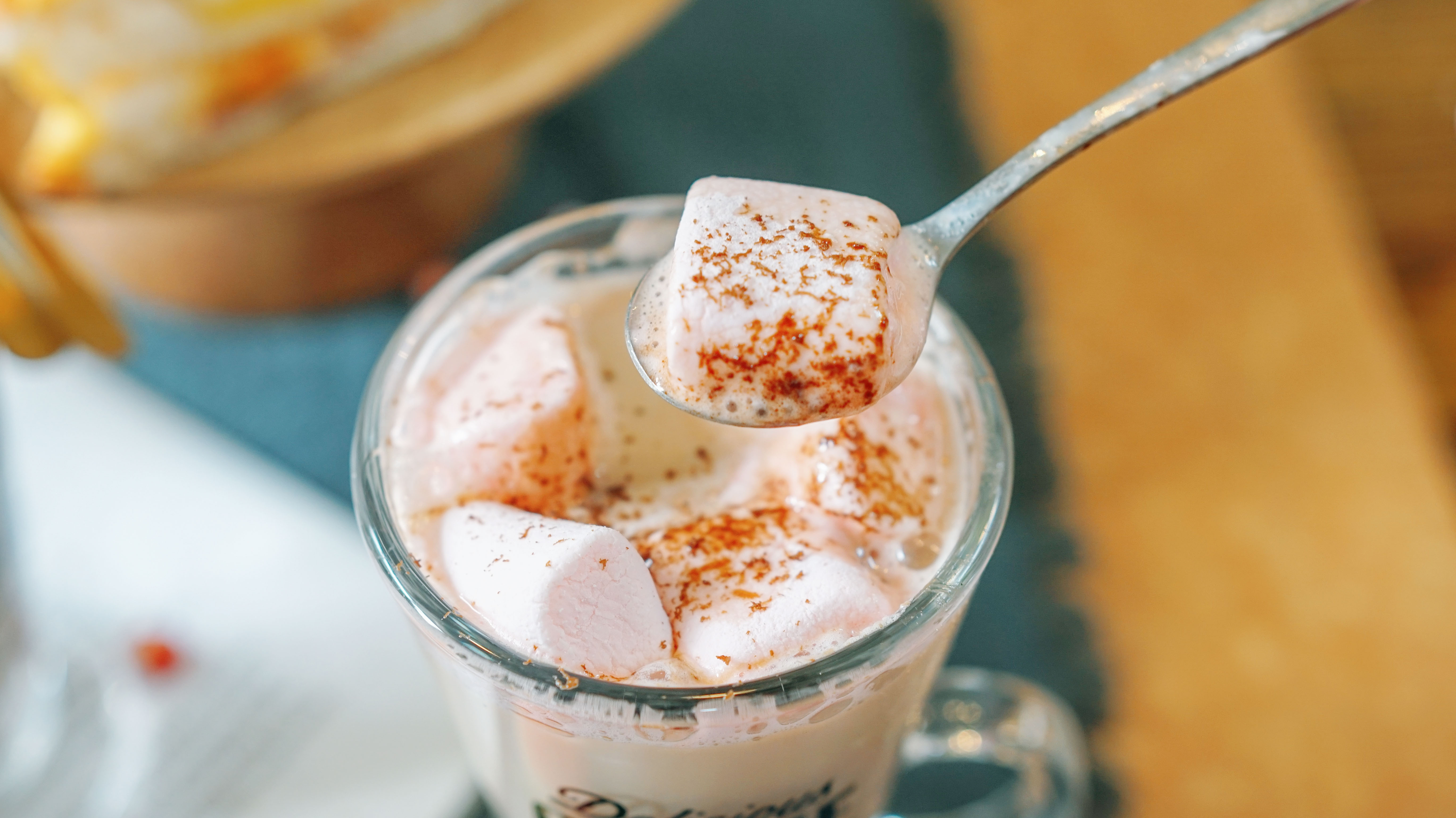 第六步: 趁热放进棉花糖,撒上点缀灵魂的可可粉,大功告成啦.