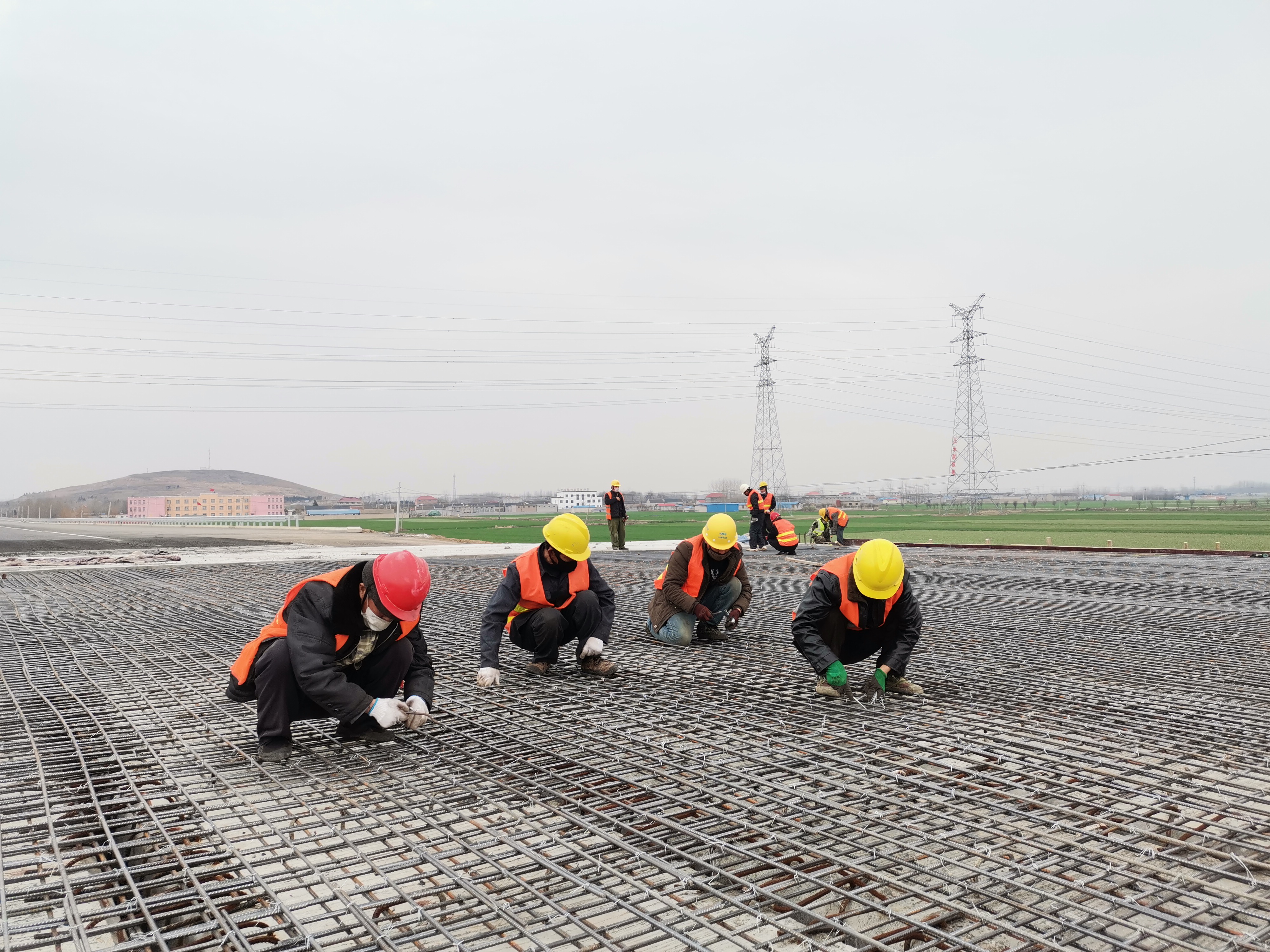 京沪八标兰陵服务区5号扩孔桥进行桥面铺装钢筋施工