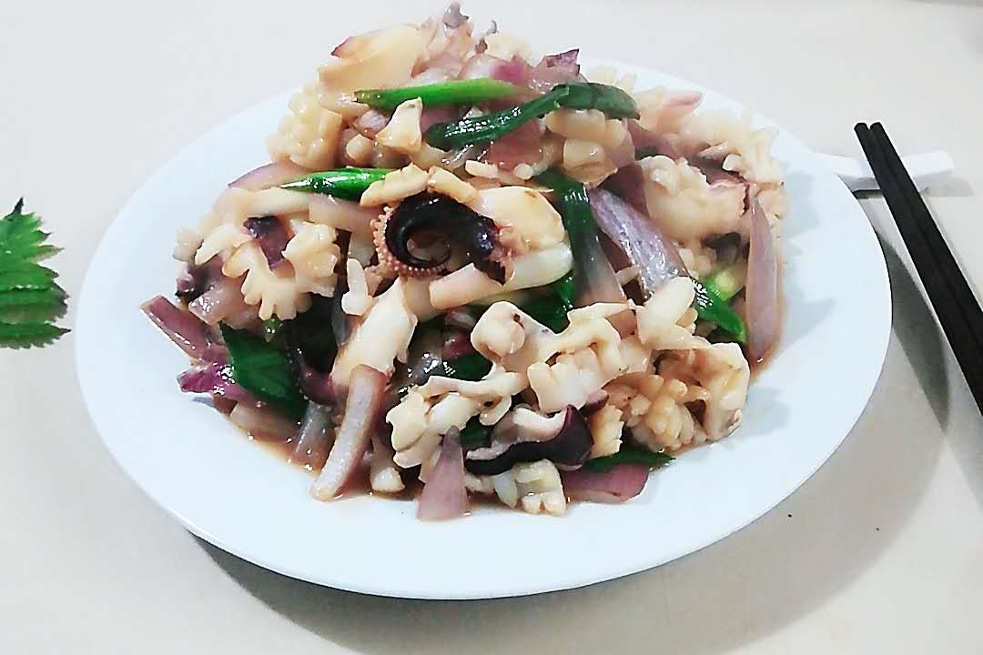 家常菜之爆炒鲜墨鱼清香爽滑而不腻是春夏两季的佳品