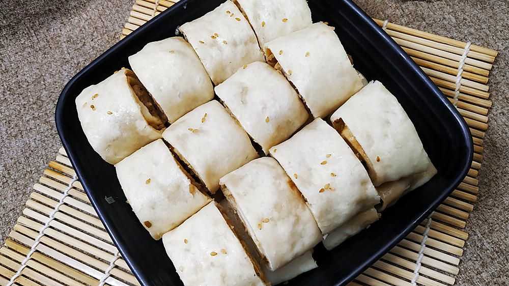 宅在家中学做的发面肉卷味道鲜香好吃过瘾不比包子差