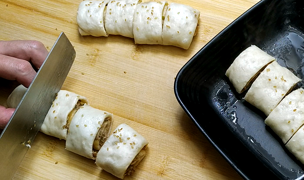 宅在家中学做的发面肉卷味道鲜香好吃过瘾不比包子差