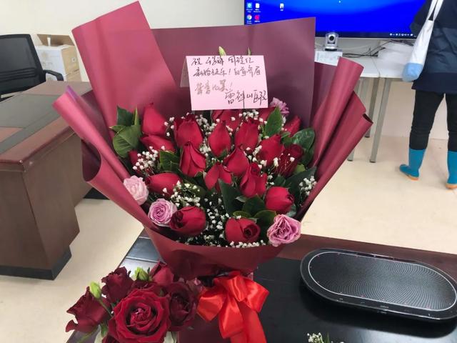 婚礼@他们结婚了！雷神山医院举办了一场特殊的婚礼