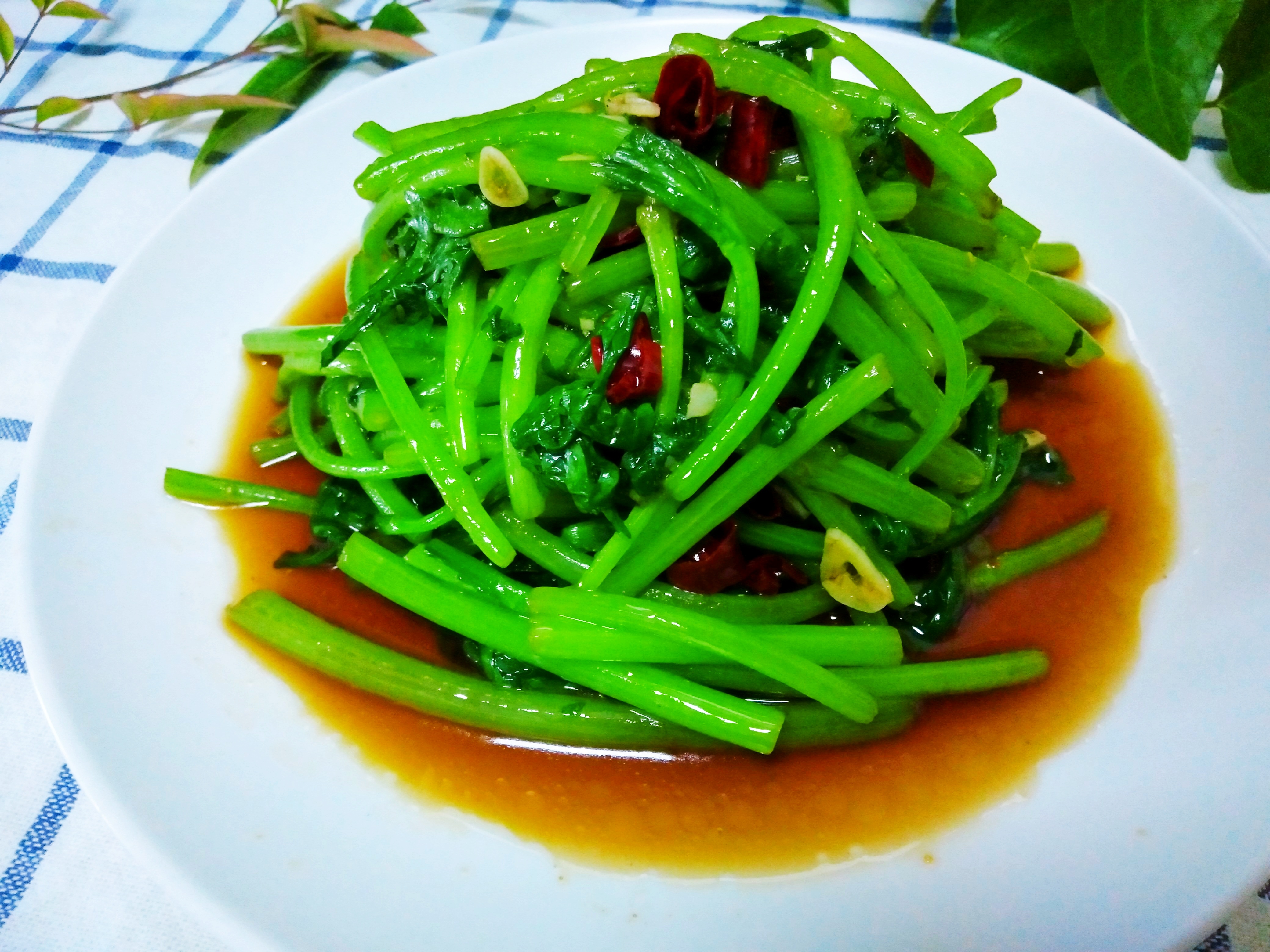 食材:茼蒿,蒜,生抽,辣椒,蚝油,食醋,盐,香油,花椒粉,植物油