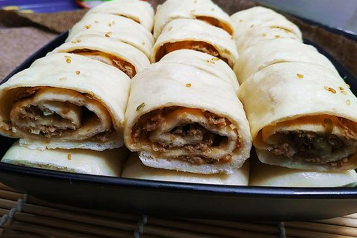 教你在家做肉卷,几步就上桌,暄软劲道层次多,上桌全家都爱吃
