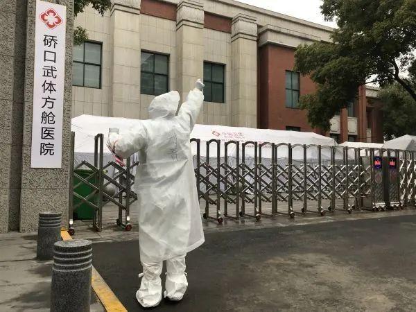 中国武汉@新型肺炎实时动态 3月1日新增确诊病例202例累计治愈出院病例44462例 首家方舱医院休舱