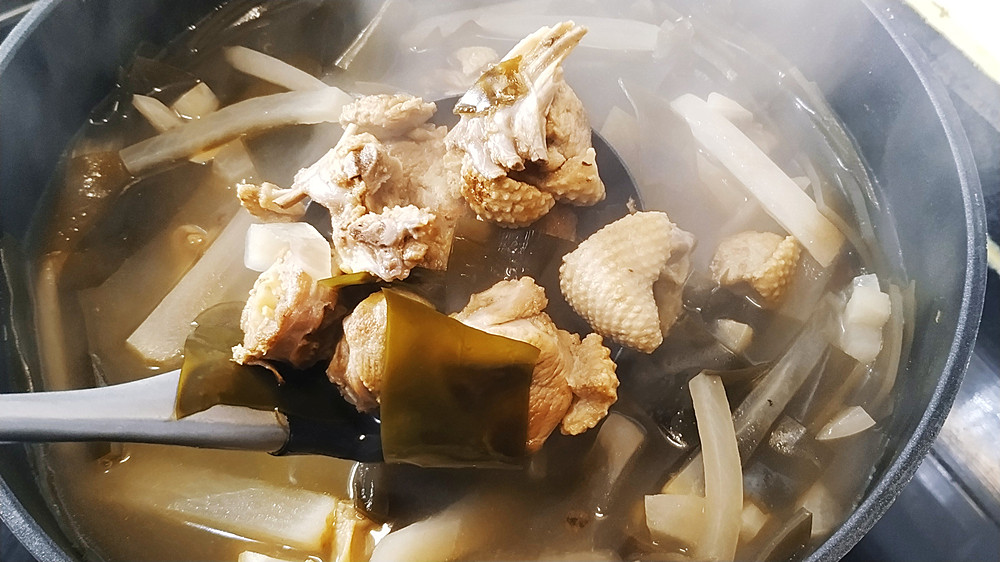 "泡萝卜海带老鸭汤"是集美食养生,滋补,食疗为一体的川菜汤菜菜品.