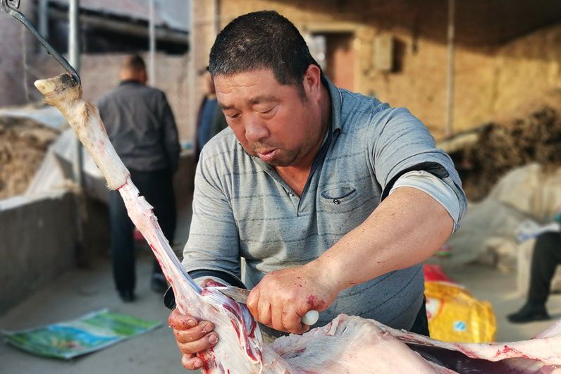 农村复耕,农民当街杀羊卖肉,有人买走1整只,看急成啥样