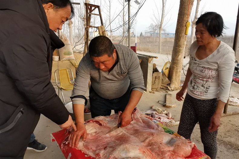 農村復耕,農民當街殺羊賣肉,有人買走1整隻,看急成啥樣