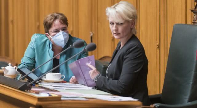 【口罩】目瞪口呆:瑞士女议员戴口罩遭议会驱逐