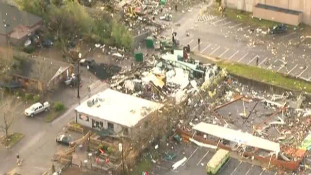 龙卷风@龙卷风袭击美国田纳西州，飞机被吹飞建筑倒塌至少22人死亡