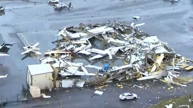 龙卷风@龙卷风袭击美国田纳西州，飞机被吹飞建筑倒塌至少22人死亡