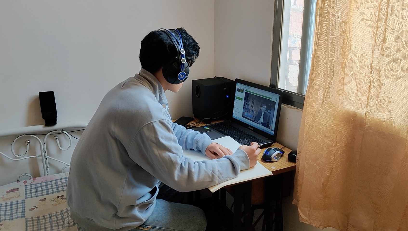 大学生在家定时播上下课铃上网课有仪式感像回到了学校