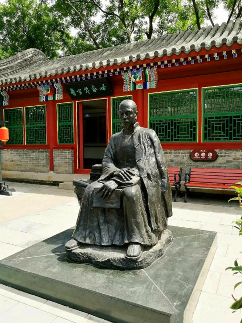 红楼梦的诞生,自然离不开曹雪芹这个伟大人物,因此在荣国府中专门留了