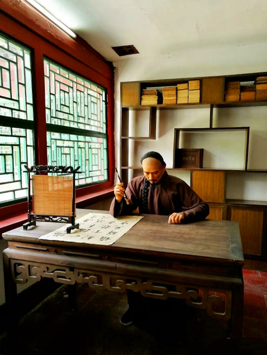 看来是胸有成竹了,正在伏案疾书.