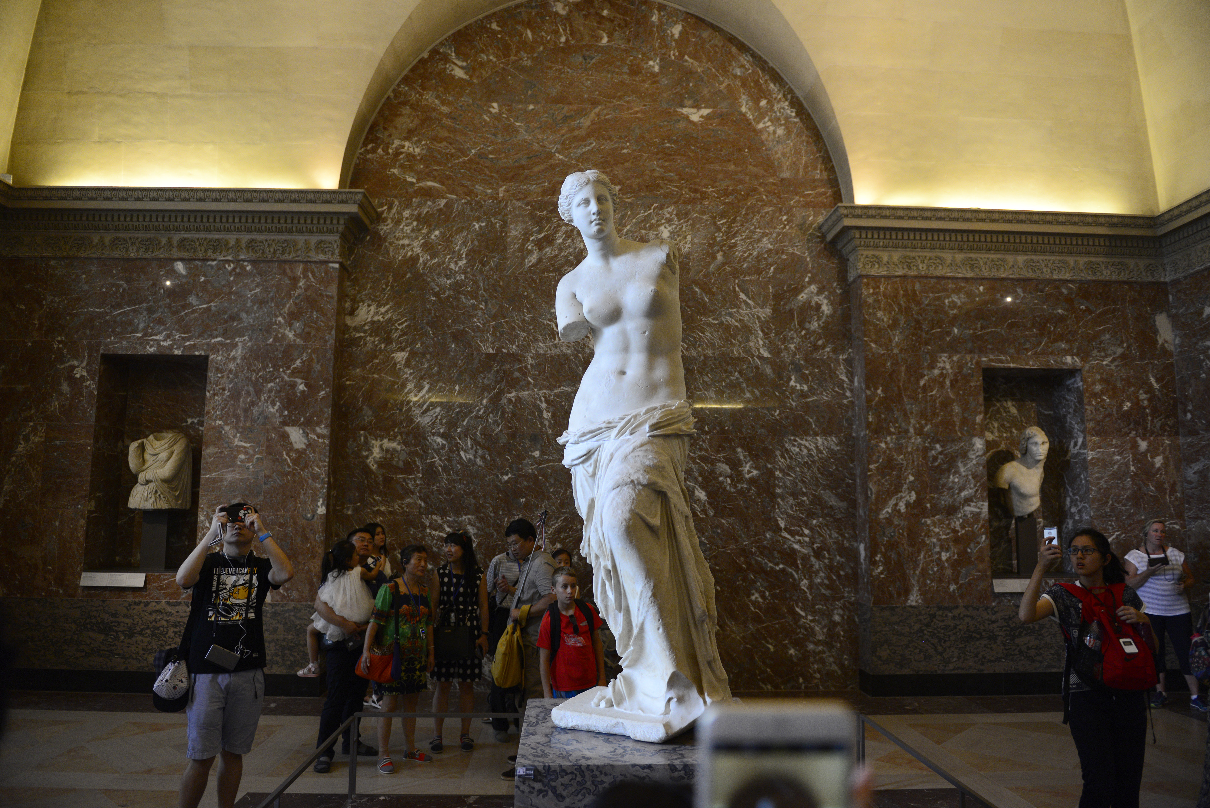 断臂维纳斯《胜利女神》又名为《萨莫色雷斯尼凯像》,雕塑雕刻的是
