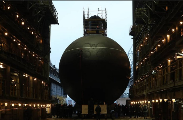 [造船厂中的沃尔霍夫号潜艇]